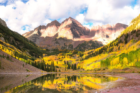 A picture of the Maroon Bells in fall near Aspen, Colorado.